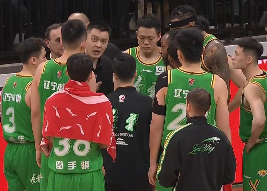 辽宁男篮7分险胜新疆，赵继伟复出首秀24+7，伊力福拉提21分！
